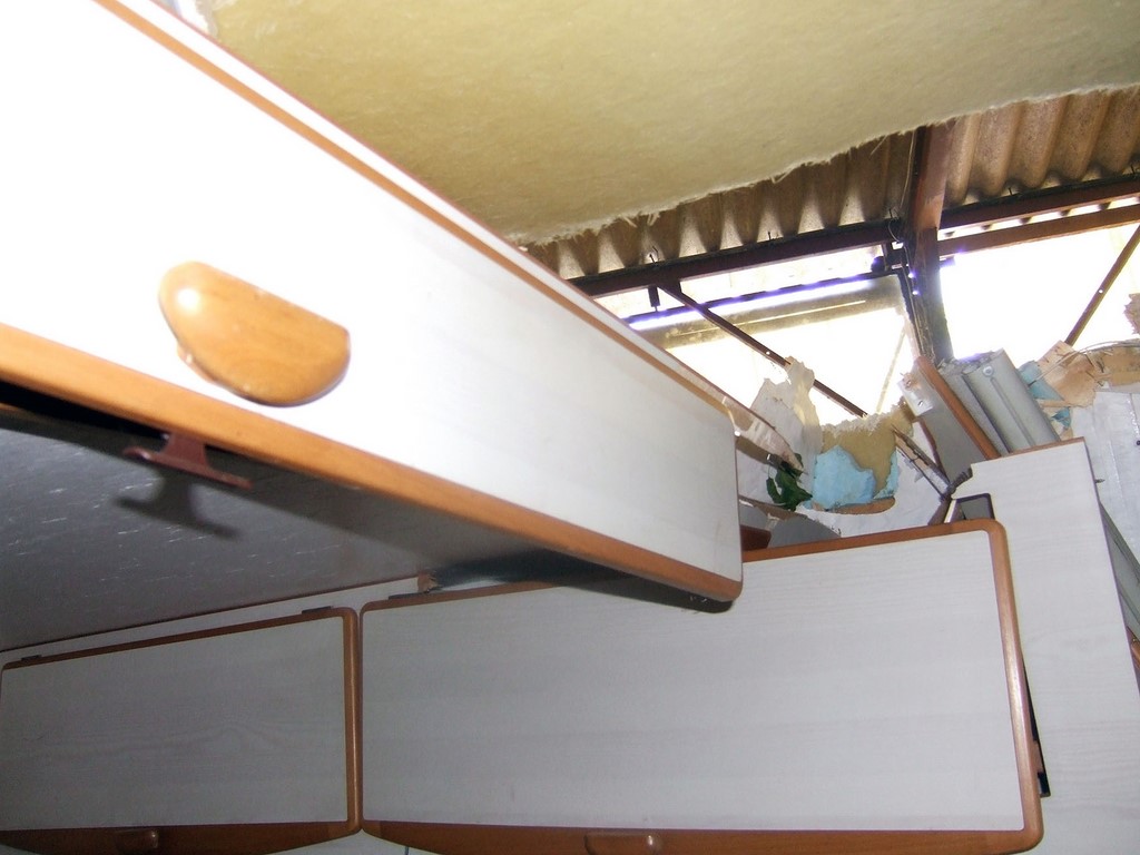 autre vue intérieur des dégat du toit arraché du camping car