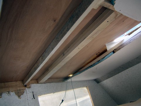 vue intérieur de la réparation du toit arraché du camping car